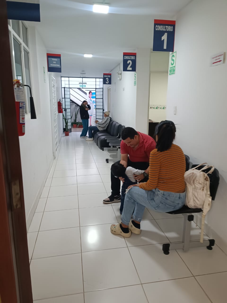 Pasillo de consultorios del Policlínico San Judas Tadeo
